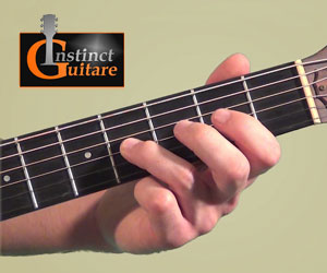 Pourquoi les cordes de ma guitare frisent-elles ?