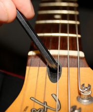 Fabrication d'un sillet de tête pour guitare classique