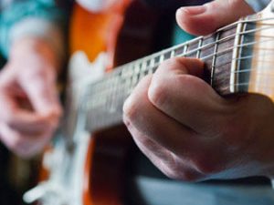 Comment enchaîner les accords facilement à la guitare ?