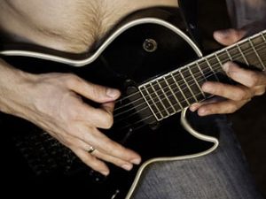 Qu’est-ce que le palm mute à la guitare ?