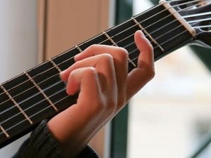 Faut-il regarder ses doigts quand on joue de la guitare ?